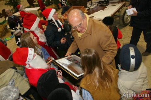 Les enfants offrent un cadeau à M. Charles Burrus lors du spectacle de Noël 2004 Les enfants offrent un cadeau à M. Charles Burrus lors du spectacle de Noël 2004